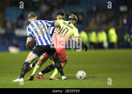 Sheffield, INGHILTERRA - MARZO 4TH Sergio Aguero della città di Manchester combatte con Tom Lees e Fernando Forestieri del mercoledì di Sheffield durante la partita della Fifth Road della fa Cup tra il mercoledì di Sheffield e la città di Manchester a Hillsborough, Sheffield, mercoledì 4th marzo 2020. (Credit: Mark Fletcher | MI News) La Fotografia può essere utilizzata solo per scopi editoriali di giornali e/o riviste, licenza richiesta per uso commerciale Credit: Mi News & Sport /Alamy Live News Foto Stock