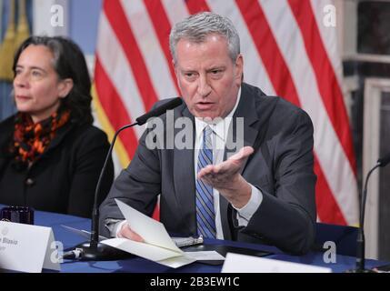 New York, NY, Stati Uniti. 4th Mar, 2020. Blue Room City Hall, New York, USA, 04 marzo 2020 - il sindaco Bill de Blasio aggiorna i newyorkesi sugli sforzi di preparazione Della Città per quanto riguarda COVID-19. Il Dipartimento di Salute e igiene mentale, in collaborazione con New York City Emergency Management, ha distribuito indicazioni a tutte le agenzie e partner.Photo: Luiz Rampelotto/EuropaNewswire.PHOTO CREDIT OBBLIGATORIO. Credit: Luiz Rampelotto/Zuma Wire/Alamy Live News Foto Stock