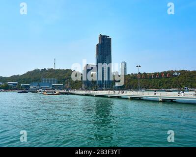 Pattaya, Thailandia - Gennaio.24.2020: Veduta aerea del cartello della citta' di Pattaya sulla montagna, Pattaya Thailandia Foto Stock