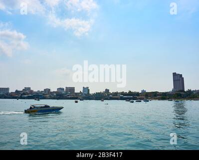 Pattaya, Thailandia - Gennaio.24.2020: Veduta aerea della citta' di Pattaya dalla barca. Foto Stock