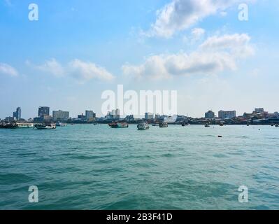 Pattaya, Thailandia - Gennaio.24.2020: Veduta aerea della citta' di Pattaya dalla barca. Foto Stock