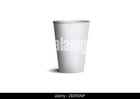 Immagine 3D di un bicchiere di carta o vetro bianco bianco realistico, su sfondo bianco isolato. Tazza vuota per tè o caffè a scopo di presentazione. Foto Stock