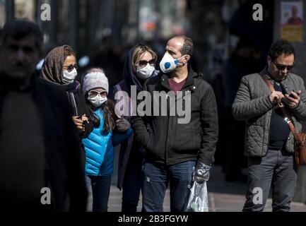 Pechino, 23 Febbraio. 5th Mar, 2020. Le persone che indossano le maschere camminano nel centro di Teheran, Iran, 23 febbraio 2020. PER ANDARE CON XINHUA IN PRIMO PIANO DEL 5 MARZO 2020. Credito: Ahmad Halabisaz/Xinhua/Alamy Live News Foto Stock