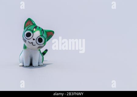 Giocattolo Cat su sfondo grigio Foto Stock