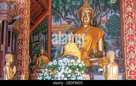 Chiang Mai, Thailandia - Febbraio 25, 2017: unica splendidi interni di un antico buddista di Wat Chedi Luang tempio Foto Stock