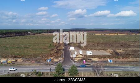 04 marzo 2020, Brandenburg, Grünheide: Vista della zona forestale sgomberata sul sito della futura Tesla Gigafactory (foto aerea con drone). Ci si aspetta che il produttore di auto elettriche statunitense Tesla inizierà a costruire la propria fabbrica a Grünheide, nei pressi di Berlino, a marzo. Tesla sta progettando di costruire una gigafabbrica su questo sito, a est dell'autostrada A10 Berlin Ring nel comune di Grünheide. Foto: Patrick Pleul/dpa-Zentralbild/dpa Foto Stock