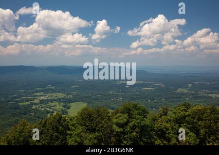 Shenandoah Valley Dalla Virginia Signal Knob Si Affaccia In Estate, Shenandoah National Park, Virginia Foto Stock