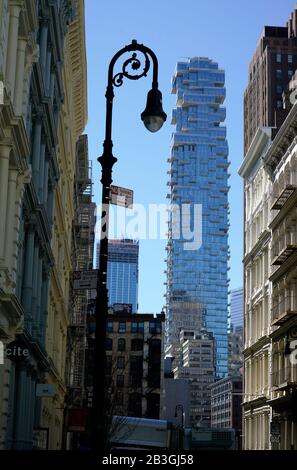 Edifici storici in ghisa nel quartiere SoHo con un alto e lussuoso edificio del 56 Leonard Street a Tribeca in background.Lower Manhattan.New York City.USA Foto Stock