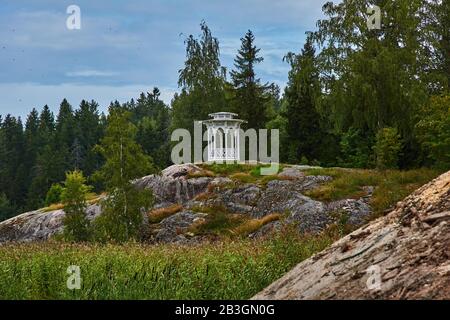 Veranda bianca aperta estate rotonda nel parco della città di Sortavala: Una foresta di conifere, tracce di lava vulcanica, rocce e rocce vulcaniche. Russia Foto Stock