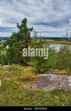 Vista panoramica dei dintorni di Sortavala da una collina in un parco cittadino: Una foresta di conifere, tracce di lava vulcanica, rocce e rocce vulcaniche. Foto Stock