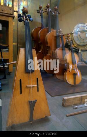 Mostra di violino a forma trapezoidale di Savar nel Museo delle Arti e dell'Artigianato di Musee des Arts et Metiers.Paris.France Foto Stock