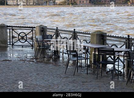 Passerella allagata con tavoli e sedie al Trafalgar Tavern Greenwich Foto Stock