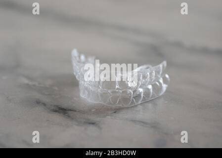 Allineatori ortodontici Invisalign, allineatori invisibili. Apparecchio ortodontico mobile per la correzione dentale Foto Stock