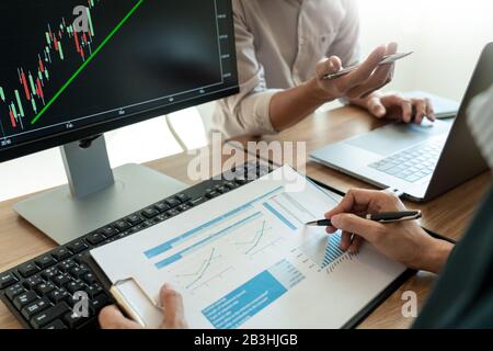 Business team investimento imprenditore Trading discussione e analisi grafico mercato azionario in trader ufficio. Concetto di cambio finanziario aziendale. Foto Stock