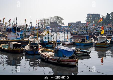 Mumbai, India - 29 febbraio 2020: Vista delle barche da pesca che si trovano nel porto dei moli di Sassoon Foto Stock