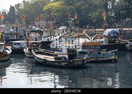 Mumbai, India - 29 febbraio 2020: Vista delle barche da pesca che si trovano nel porto dei moli di Sassoon Foto Stock