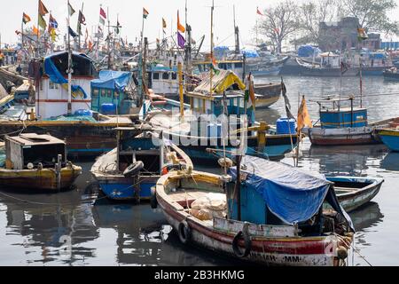 Mumbai, India - 29 febbraio 2020: Vista delle barche da pesca che si trovano nel porto dei moli di Sassoon Foto Stock