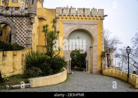 Sintra, Portogallo - 18 gennaio 2020: Passerella senza persone durante una giornata di nebbia al Palazzo pena in una giornata invernale Foto Stock