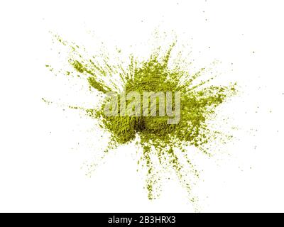 Tè verde matcha polvere su sfondo bianco. Esplosione di tè maccha in polvere, isolata su bianco con sentiero di taglio. Vista dall'alto o piatto. Foto Stock