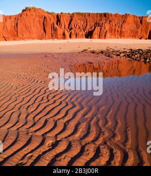 Red pindan scogliere di James Price Point (Walmadan) sul molo Penisula a nord di Broome, parte del Lurujarri Heritage Trail seguendo una Songline. Foto Stock