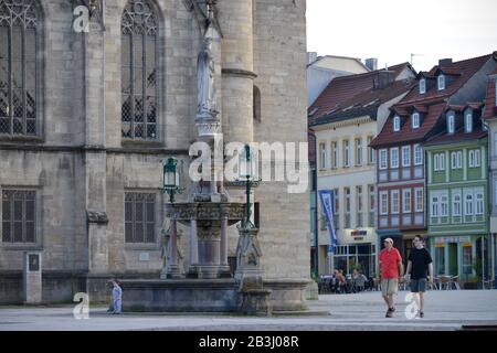 Heinrichsbrunnen, Marienkirche, Marktplatz, Meiningen, Thueringen, Deutschland Foto Stock