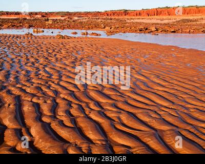 Red pindan scogliere di James Price Point (Walmadan) sul molo Penisula a nord di Broome, parte del Lurujarri Heritage Trail seguendo una Songline. Foto Stock