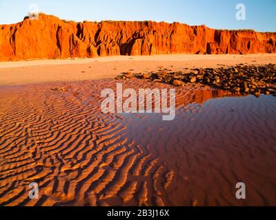 Red pindan scogliere di James Price Point (Walmadan) sul molo Penisula a nord di Broome, parte del Lurujarri Heritage Trail seguendo una Songline. Foto Stock