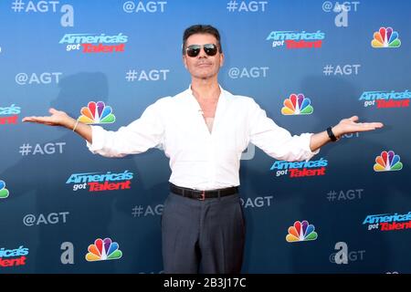 4 marzo 2020, Pasadena, CA, USA: Los ANGELES - 4 MARZO: Simon Cowell alla Stagione di talenti americana Got 15 Kickoff Red Carpet al Pasadena Civic Auditorium il 4 marzo 2020 a Pasadena, CA (Credit Image: © Kay Blake/ZUMA Wire) Foto Stock