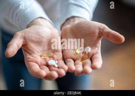 Close up immagine delle mani mans tenendo una pillola Foto Stock