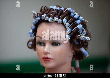 testa manichino per parrucchieri. Testa di formazione. Attrezzature per insegnare e imparare a tagliare i capelli e a diventare un parrucchiere Foto Stock