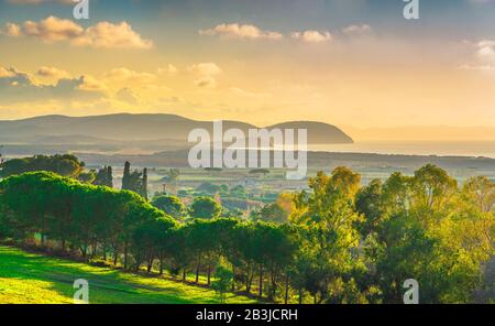 Panorama del tramonto sulla Maremma. Campagna, mare e isola d'Elba all'orizzonte al tramonto. San Vincenzo, Toscana, Italia. Foto Stock