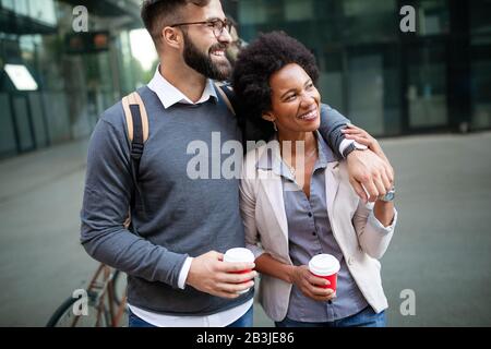 Happy People eco trasporti città bicicletta concetto di divertimento Foto Stock