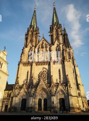 Facciata della famosa chiesa di olomouc in repubblica ceca, wenceslas, architettura gotica Foto Stock