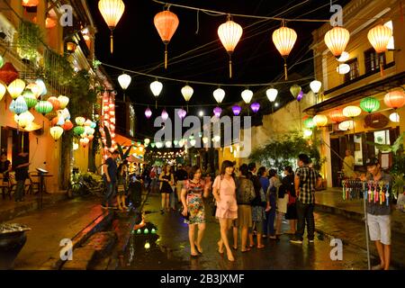 Touristen, Nguyen Thai Hoc, Hoi An, Vietnam Foto Stock