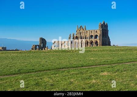Resti di un antico abbazia inglese rovine con architettura gotica in campagna paesaggio Foto Stock