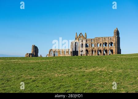 Resti di un antico abbazia inglese rovine con architettura gotica in campagna paesaggio Foto Stock
