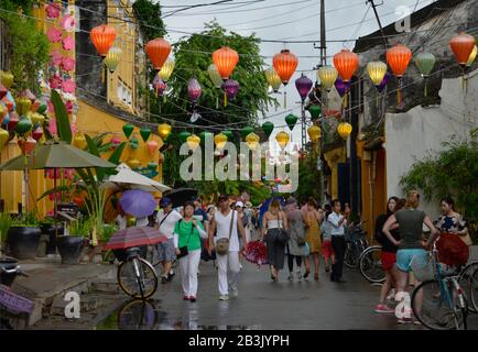 Touristen, Nguyen Thai Hoc, Hoi An, Vietnam Foto Stock