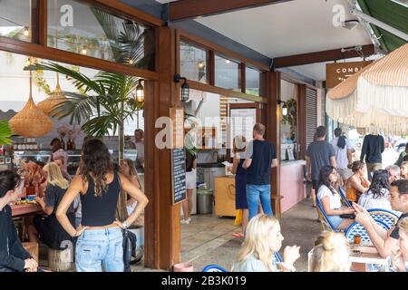 Byron Bay, giovani e amici che gustano la colazione al caffè Combi in una giornata di estati, Byron Bay, Australia Foto Stock