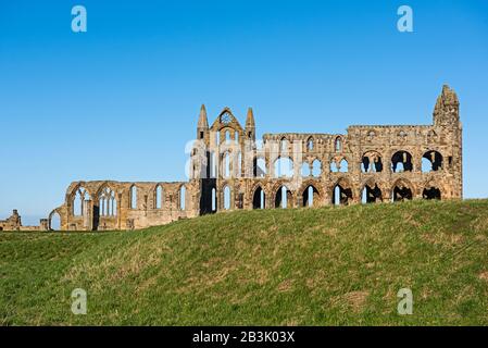 Resti di un antico abbazia inglese rovine con architettura gotica in campagna paesaggio Foto Stock