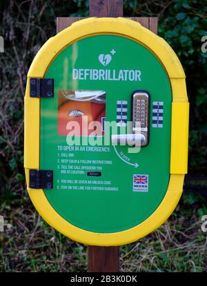 Moderna macchina per defibrillatore stradale in caso di accesso pubblico controllato. Foto Stock