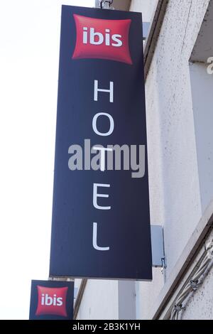 Bordeaux , Aquitaine / France - 12 04 2019 : ingresso all'edificio dell'hotel con il logo Ibis Foto Stock