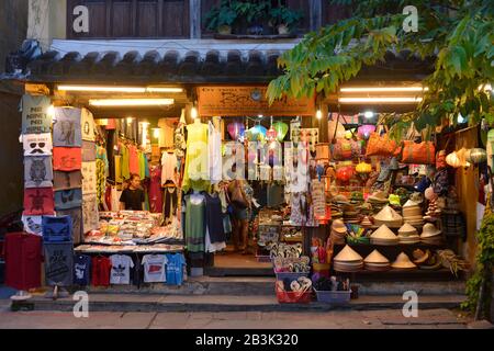 Textilien, Geschaeft, Nguyen Thai Hoc, Hoi An, Vietnam Foto Stock