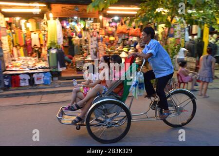 Fahrradrikscha, Touristen, Nguyen Thai Hoc, Hoi An, Vietnam Foto Stock