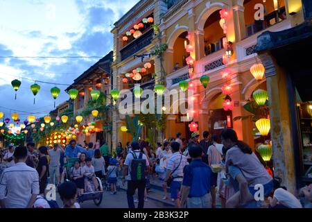Touristen, Nguyen Thai Hoc, Hoi An, Vietnam Foto Stock