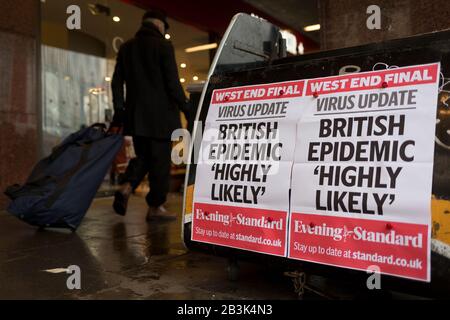 Mentre la pandemia di Coronovirus si verifica in tutto il Regno Unito, con le autorità sanitarie che segnalano casi che vanno da 25 a 87 in un solo giorno, E con la conseguenza che il capo medico ufficiale del Regno Unito, Prof Chris Whitty, ha annunciato che un'epidemia nel Regno Unito era 'altamente probabile', Londoners passa-by Sera Standard titoli a Victoria nel centro di Londra, il 4th marzo 2020, a Londra, Inghilterra. Foto Stock