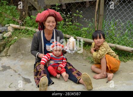 Frau, Kinder, Rote Hmong, Tha Pin, Vietnam Foto Stock