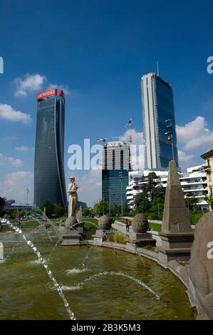 Italia, Lombardia, Milano, Milano Italia. Citylife Shopping District. Skyline, sulla sinistra generali Tower chiamato lo Storto dall'arco. Zaha Hadid. Torre Allianz a destra chiamata il Dritto dell'Arch. Harata Ysozaky. Al centro Torre Terza chiamata la curva di Daniel Liberskind. Foto Stock
