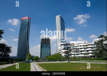 Italia, Lombardia, Milano, Milano Italia. Citylife Shopping District. Skyline, sulla sinistra generali Tower chiamato lo Storto dall'arco. Zaha Hadid. Torre Allianz a destra chiamata il Dritto dell'Arch. Harata Ysozaky. Al centro Torre Terza chiamata la curva di Daniel Liberskind. Foto Stock