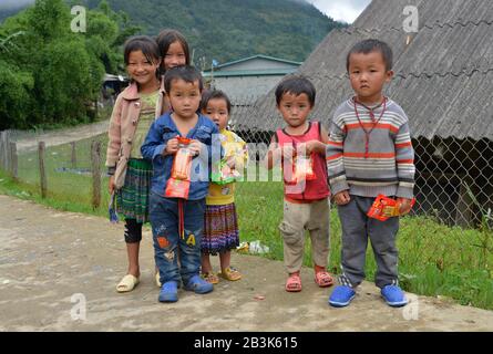 Kinder, Rote Hmong, Tha Pin, Vietnam Foto Stock