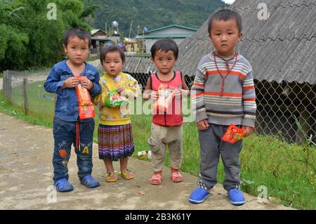 Kinder, Rote Hmong, Tha Pin, Vietnam Foto Stock